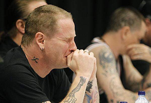 Bei einer Pressekonferenz, die auch im Internet übertragen wurde, äußerten sich Grays Mitstreiter unter Tränen und ohne Masken zu dessen Tod. "Wir haben unseren Bruder verloren", sagte Sänger Corey Taylor. "Das, was Paul insgesamt ausmachte, ist Liebe."