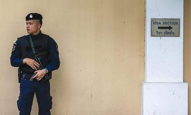 Ein Sicherheitsbeamter steht bei der russischen Botschaft in Bangkok Wache.