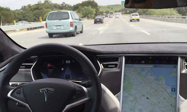 Der Tesla Model S im Autopilot-Modus.