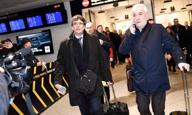 Kataloniens Separatistenchef Carles Puigdemont (l.).