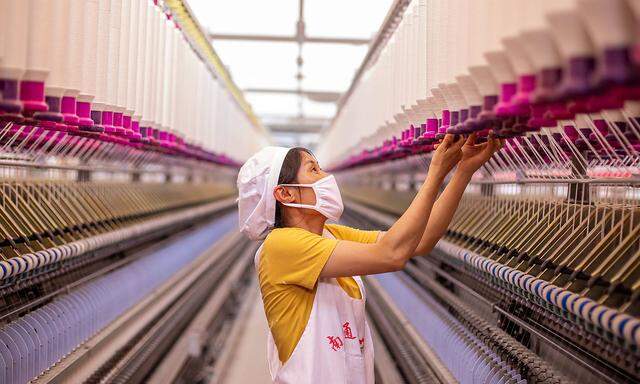 China wird noch für viele Jahre der Wachstumsmotor der Welt bleiben, sagt Gabriel Felbermayr im "Presse"-Interview. Im Bild eine Arbeiterin in einer Textilfabrik in Hai an.