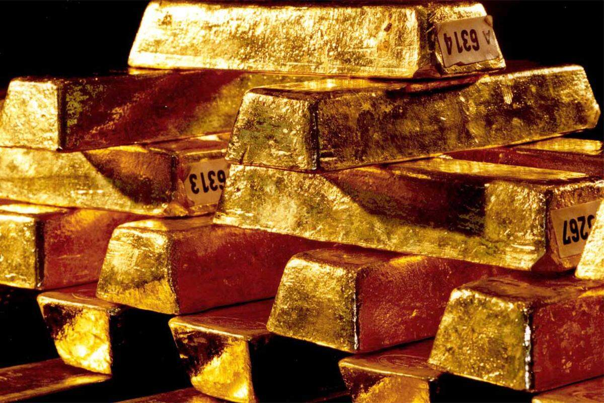 Gold ist ein Edelmetall, das selten in Reinform vorkommt, sondern meist in Form von Legierungen. Gold gilt als sichere Kapitalanlage. Eine Investition in Gold kann sowohl durch einen physischen Kauf als auch durch den Handel mit Wertpapieren erfolgen. London, Zürich, New York und Hongkong sind die wichtigsten Handelsplätze für Gold.
