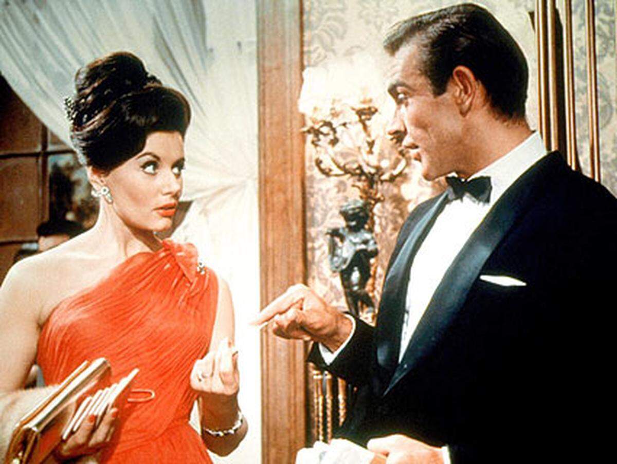 James Bond in festen Händen? In den ersten beiden Filmen des sprunghaften Spions spielte Eunice Gayson als Sylvia Trench die Freundin des Agenten. Eigentlich sollte sie regelmäßig in Bond-Filmen auftreten. Als "running gag" war geplant, dass Bond immer, bevor es zu 'Intimitäten' mit ihr kommt, zu seinem nächsten Auftrag gerufen wird. Nach "Dr. No" und "Liebesgrüße aus Moskau" wurde die Rolle des Bond-Girlfriends jedoch gestrichen.