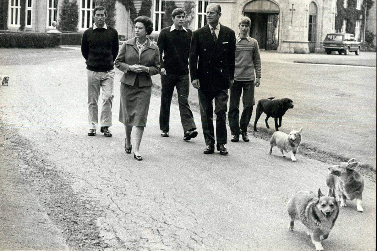 Viele Angestellen sind nicht gerade Corgi-Fans, wie ein Diener der "Daily Mail" erzählt. Schon öfters wurden Bedienstete, Postboten und sogar die Queen selbst gebissen. Sogar Prince Philip soll einmal geschrien haben: "Verdammte Hunde! Warum muss es bloß so viele von euch geben?" Spaziergang der britischen Königsfamilie am Gelände von Balmoral, 20. November 1979