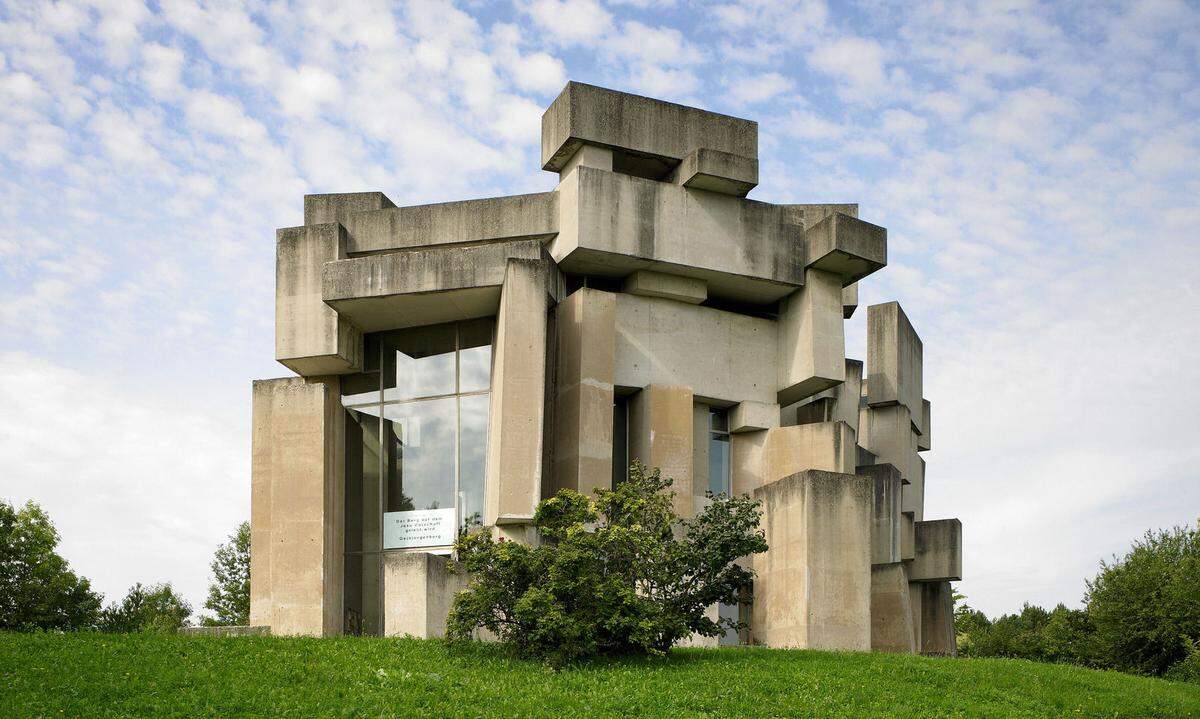 Die Kirche zur Heiligen Dreifaltigkeit in Wien Mauer, entworfen von Fritz Wotruba. Gebaut von 1971 bis 1976. Ein Kulturdenkmal, gebaut aus Beton-Blöcken.