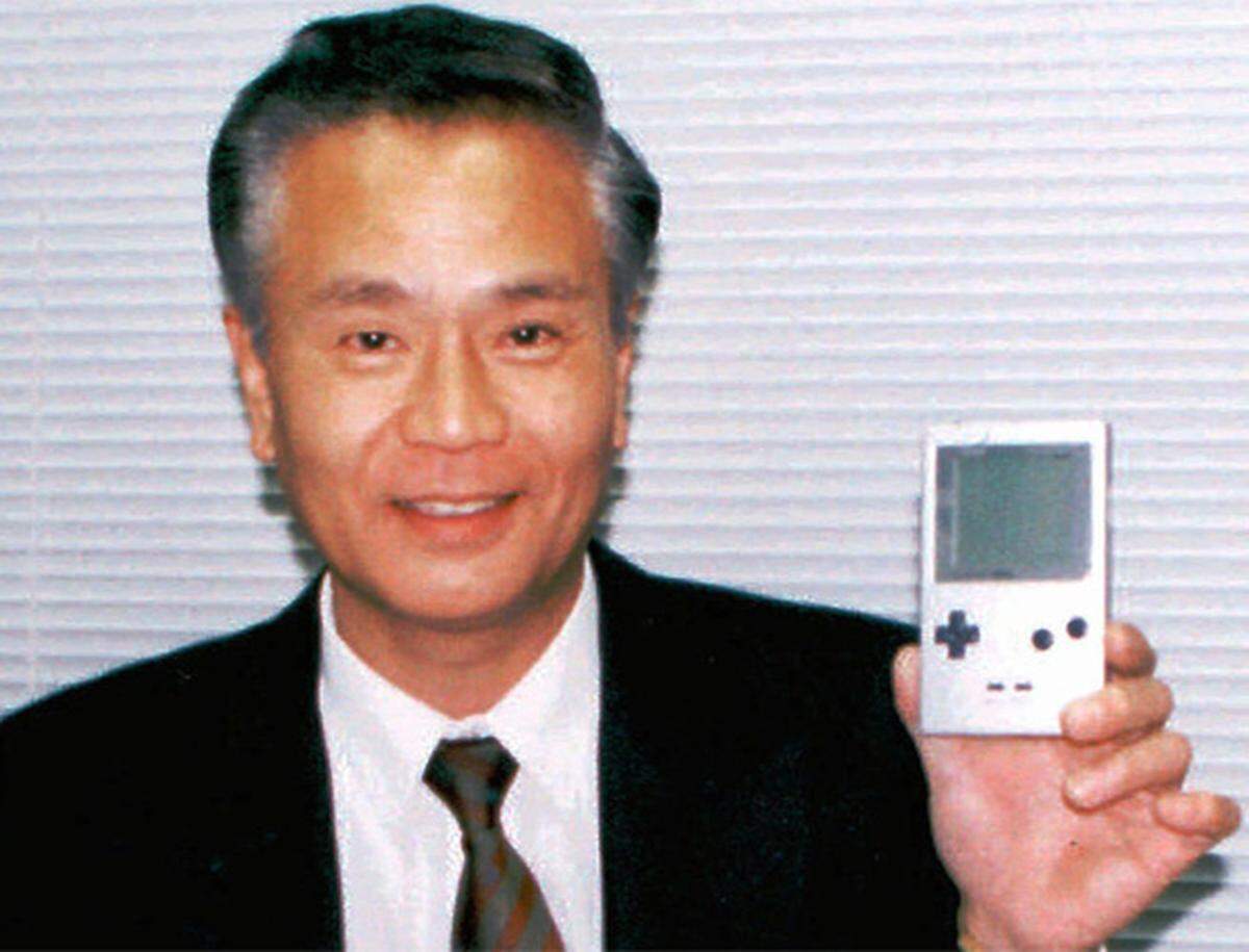 Mit dem "Game Boy Pocket" erschien 1996 eine miniaturisierte Version der beliebten Handheld-Konsole. Das Bild zeigt Gumpei Yokoi, der den Game Boy entwarf. Er starb am 4. Oktober 1997 in einem Verkehrsunfall im Alter von 56 Jahren. Nach dem "Game Boy Pocket" erschien mit dem "Game Boy Light" eine fast identische Version, allerdings mit Hintergrundbeleuchtung.