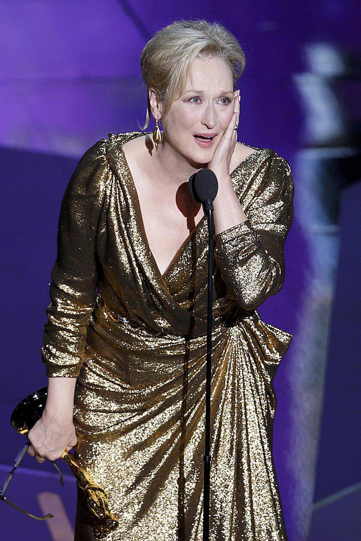 17 Mal war Meryl Streep bereits nominiert, heuer holte sie sich ihren dritten Oscar – nach 1980 für "Kramer gegen Kramer" und 1983 für "Sophies Entscheidung". Sie wurde für ihre Darstellung von Margaret Thatcher in "The Iron Lady" ausgezeichnet. Das Publikum erhob sich und Meryl Streep scherzte. Sie können halb Amerika sagen hören: "Come on, why her - again", meinte sie. Streep, die teils mit den Tränen kämpfte, dankte ihrem Ehemann, dem Bildhauer Don Gummer und ihren Freunden. Dabei ließ sie sich Zeit, denn "ich werde nie wieder hier oben stehen".