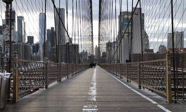 Menschenleere Brooklyn Bridge, im Hintergrund der Freedom Tower.