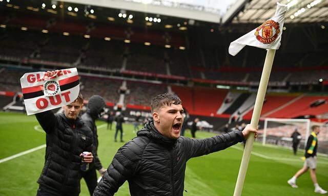 Zwei United-Fans protestieren am Rasen gegen die Glazers