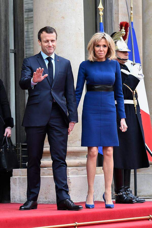 Ein Faible für ältere Frauen hat auch Frankreichs Staatspräsident Emmanuel Macron. Seine Frau Brigitte ist mit 64 Jahren 24 Jahre älter als der Politiker.
