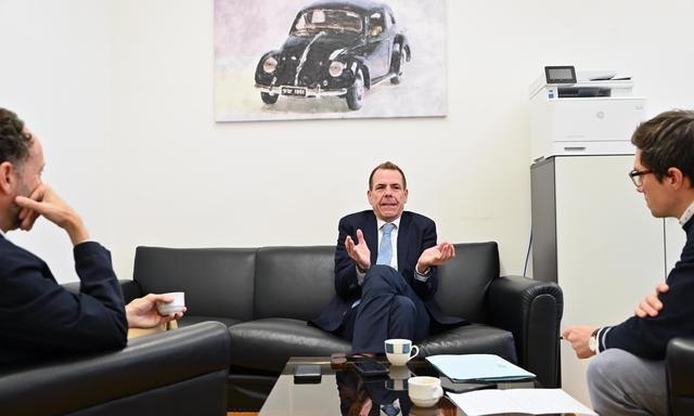 Europäische Autos sollen auch nach 2035 mit Benzin oder Diesel fahren dürfen, findet FPÖ-Spitzenkandidat Harald Vilimsky.
