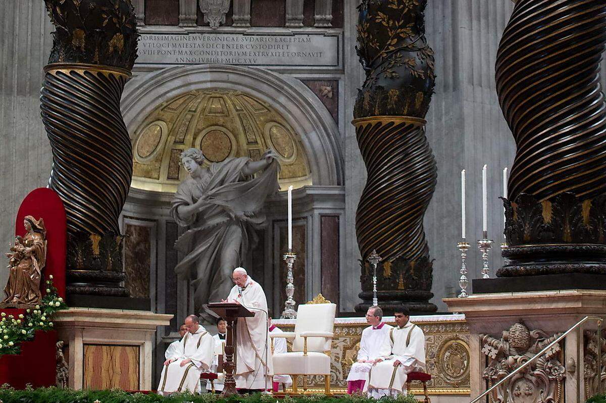 Franziskus redete Priestern bei der Segnung der Öle ins Gewissen: Sie dürften nicht „salbungsvoll-heuchlerisch“ sein. Bei der Weihe würden Priester gesalbt, nicht „eingeölt“.