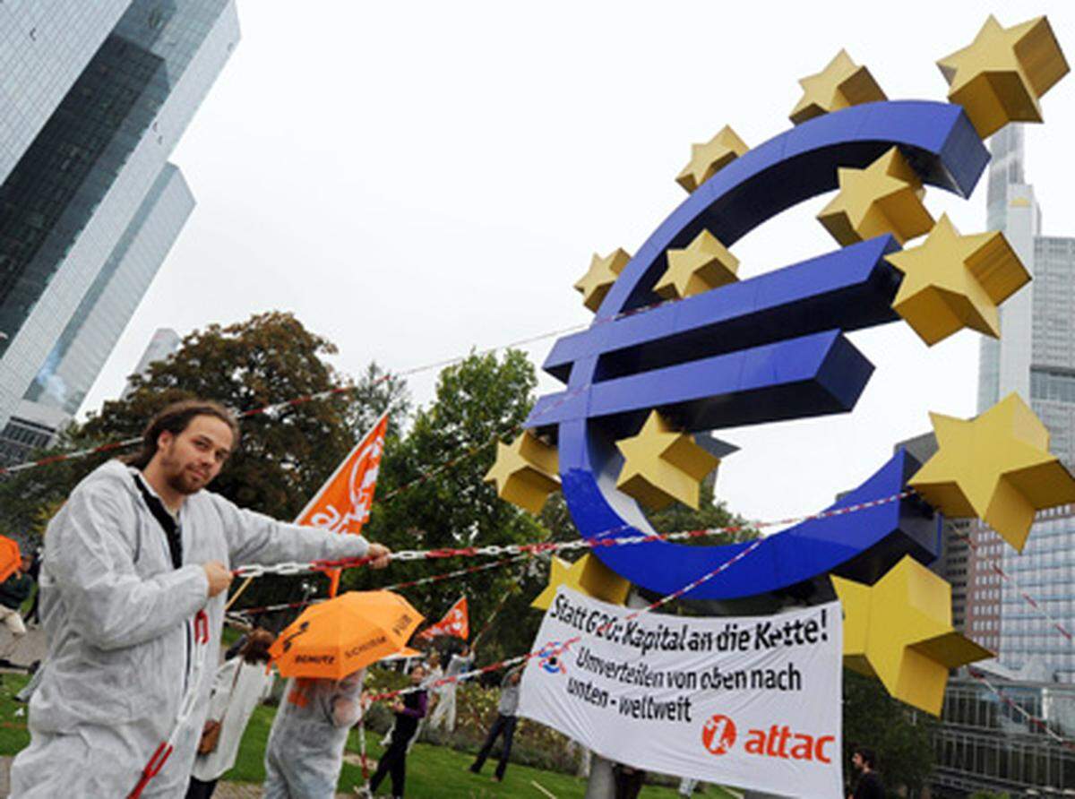 In Deutschland legte die Protestgruppe Attac ein Eurozeichen als Symbol für den Kapitalismus in Ketten.
