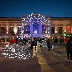 Der „Winter of Love“ im Museumsquartier: Lichtinstallationen, Punsch und Eisstockbahnen – ein erstaunlich unkitschiger Klassiker im Wiener Advent.