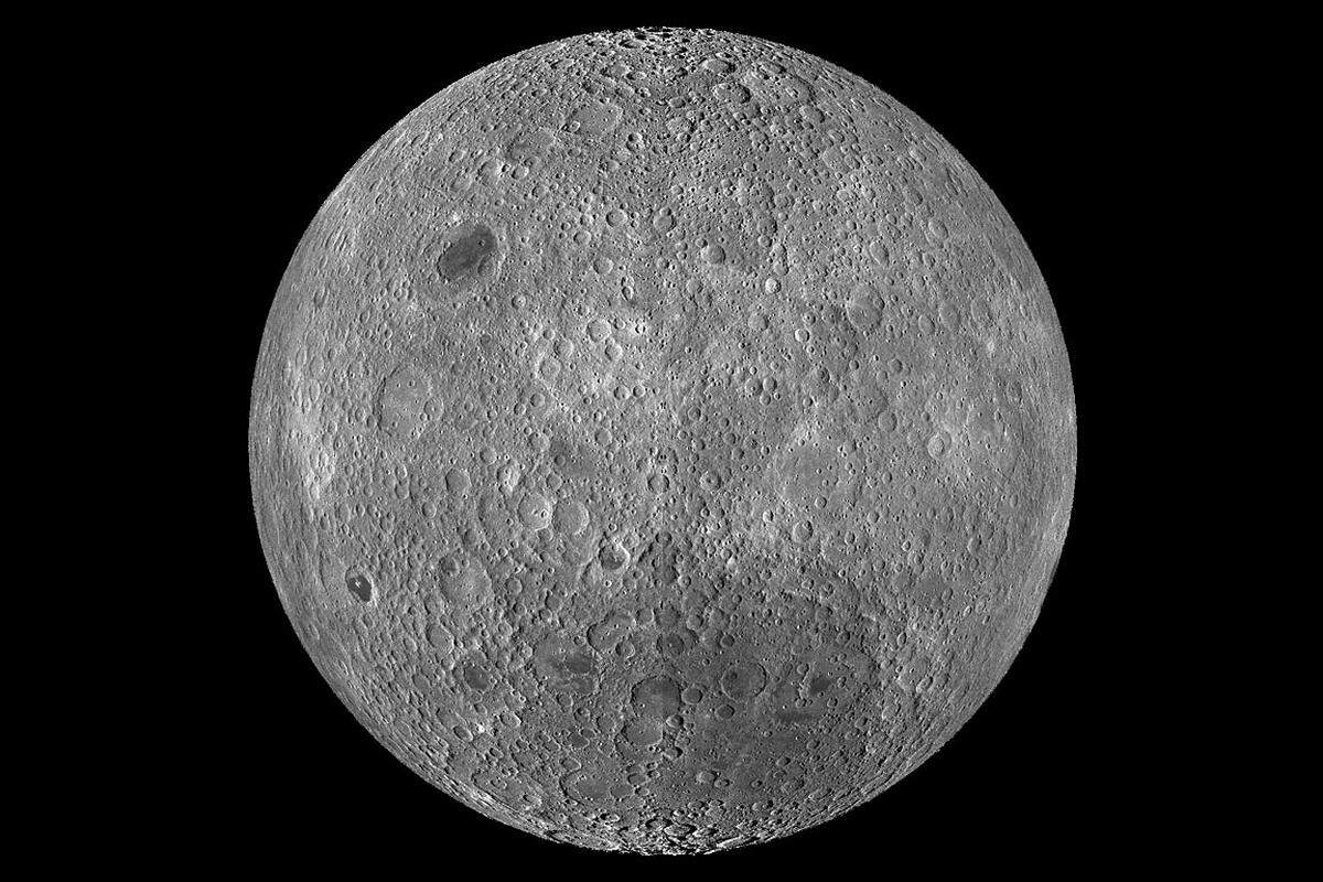 Neue Bilder der NASA zeigen die ersten Ergebnisse die LRO von "hinter dem Mond" übermittelte. Bereits 1959 hatte die sowjetische Raumsonde Lunik 3 erste Bilder der "dunklen Seite" des Mondes geliefert. Deshalb trägt auch die Mehrzahl der dortigen geografischen Formationen russische Namen.