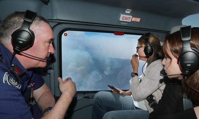 Die Premierministerin von Victoria, Jacinta Allan, macht sich ein Bild von der Lage aus der Luft.