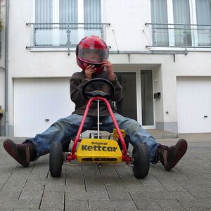 Junge auf einem Original Kettcar ist startbereit McPBLWS