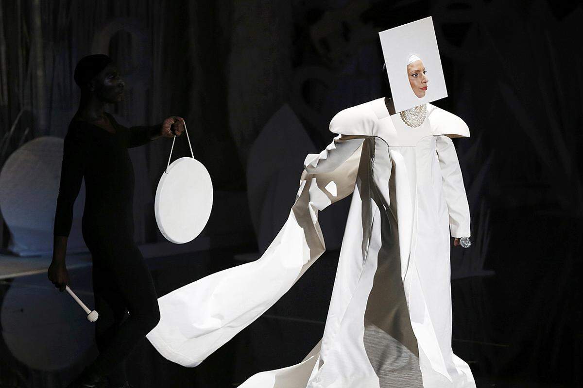 Soviel zu den eher stillvolleren Momenten der 29. MTV Video Music Awards. Comeback-Popqueen Lady Gaga schnorrte mal wieder um "Applause" und ...