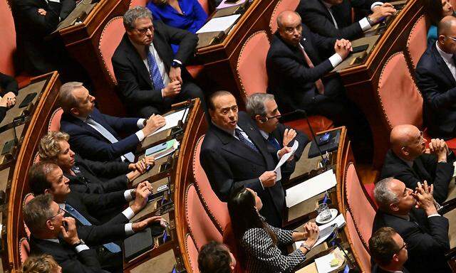 Silvio Berlusconis Aussagen (hier ein Archivbild aus dem italienischen Parlament in Rom) dürften auch in der Regierung von Giorgia Meloni für Diskussionen sorgen.
