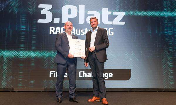 RAG Austria Personalleiter Reinhard Pachner durfte den dritten Platz in der Kategorie Fitness Challenge von PVA-Generaldirektor Winfried Pinggera entgegennehmen.