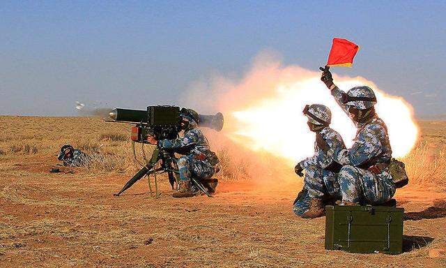 Chinesische Marines mit Panzerabwehrwaffe in Dschibuti 