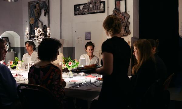 Premiere für Secret Dining in Wien: Zwölf Menschen treffen einander im Hinterzimmer eines Restaurants, das weiterhin geheim bleiben soll. 