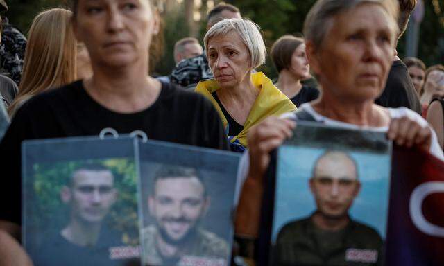 Protestaktion vor der russischen Botschaft in Kiew von Angehörigen am 29. Juli 2023, ein Jahr nach dem Unglück.