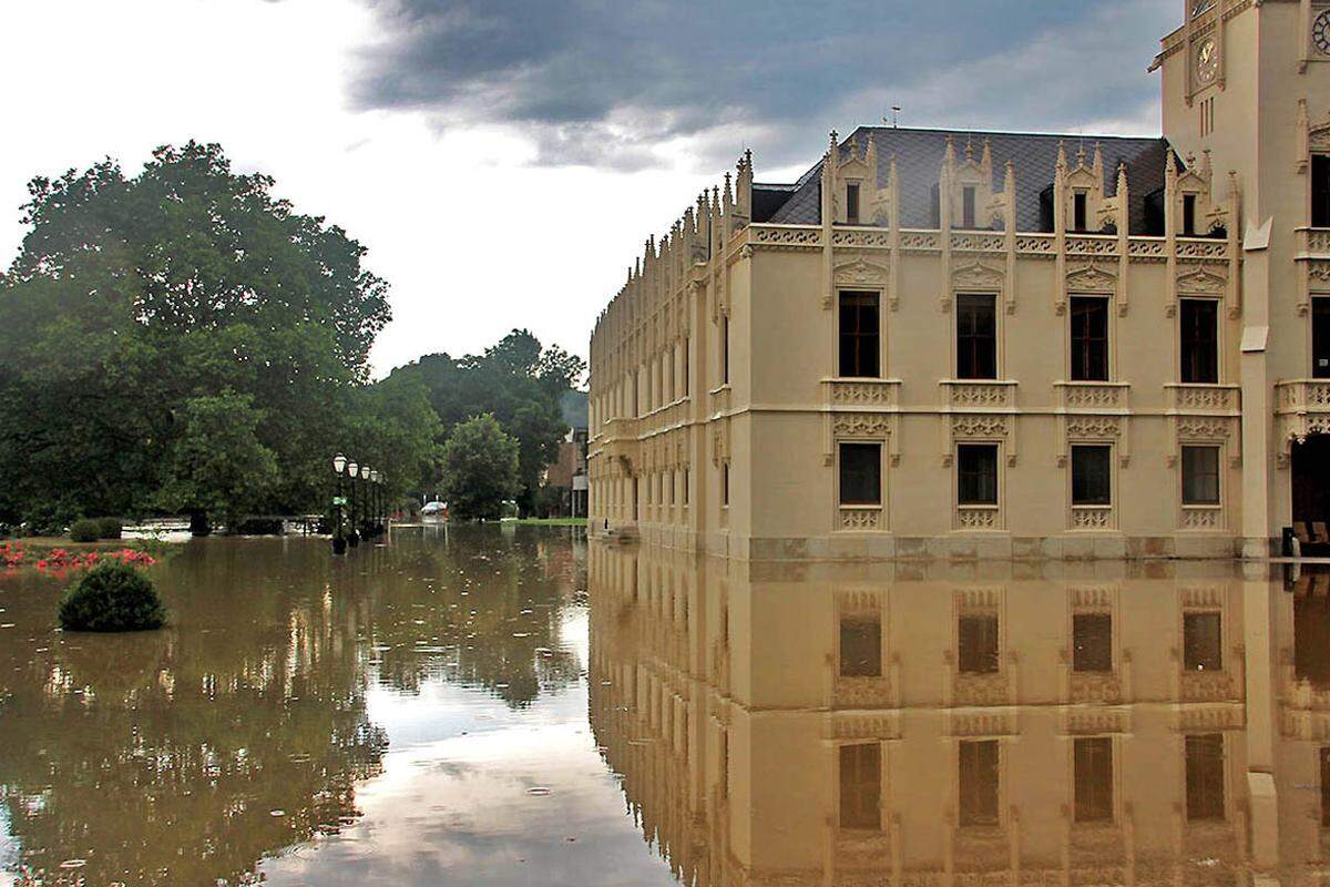 Das überflutete Seminarhotel Schloss Hernstein in Niederösterreich, am Mittwoch (13. Juli).