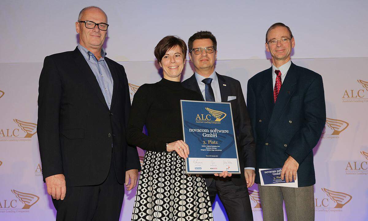 Sieger Kategorie National, 3. Platz: WK-Steiermark-Vizepräsident Benedikt Bittmann (l.) und TÜV Austria-Geschäftsstellenleiter Peter Geymayer (r.) mit Novacom-Geschäftsführer Alexander Kogler und Assistentin Claudia Gruber.