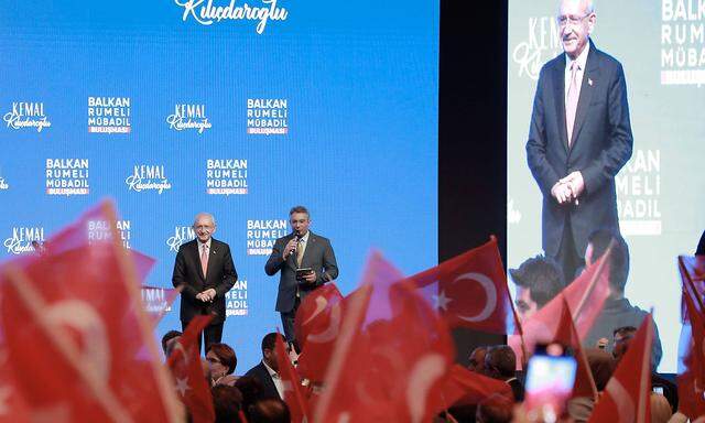 Kemal Kılıçdaroğlu (li.) hofft auf eine Chance bei der Stichwahl in der Türkei am Sonntag.