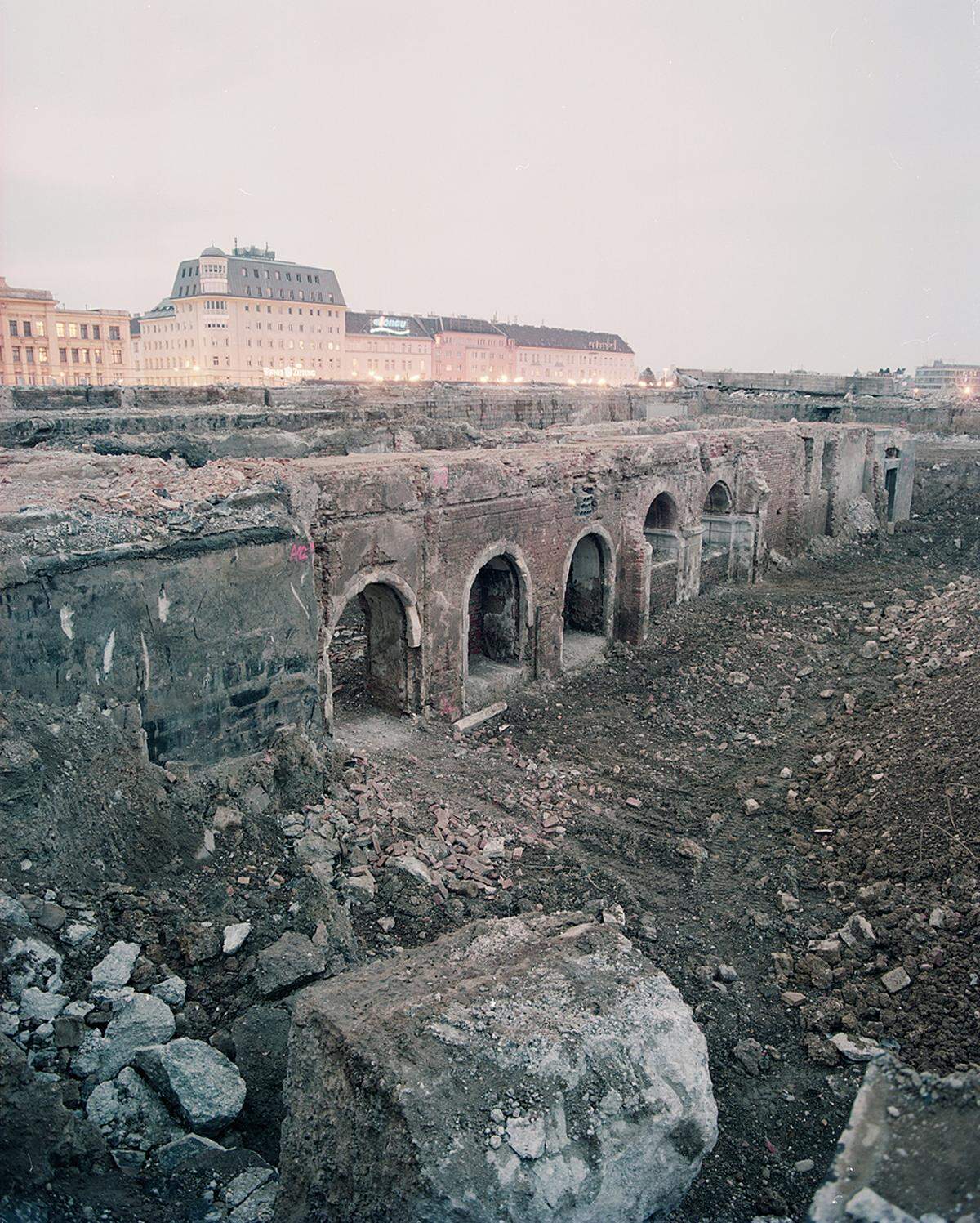 Die Reste des alten Südbahnhofs. Prinz fotografiert am liebsten in der Dämmerung bei weichem Licht.