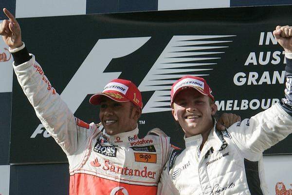 6. März 2008, Melbourne, Australien: Mit 22 Jahren schafft es Rosberg erstmals aufs Podest eines Formel-1-Rennens. "Das ist der Wahnsinn, hier oben zu stehen auf dem Podium. Ich freue mich tierisch", sagt Rosberg. Er wird Dritter - und jubelte damals noch ausgelassen mit Sieger Lewis Hamilton (McLaren).