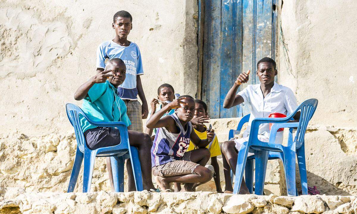 Die Menschen in Angola sind freundlich, aufgeschlossen, interessiert an Durchkommenden. Fotografieren lassen sie sich nicht immer gern. Wollen manche dafür Geld, scheint es dennoch besser, etwas Essbares, Verwertbares zu geben. Und wo ist die Grenze? Wenn ein Grenzpolizist tatsächlich nach Kondomen fragt, nicht bloß nach Zigaretten?