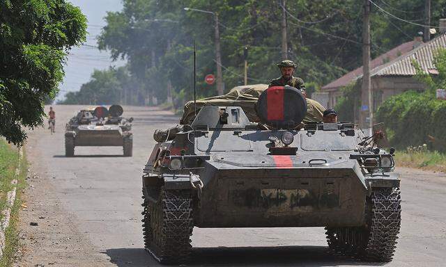 Angehörige der prorussischen Truppen fahren während des ukrainisch-russischen Konflikts in der Stadt Lyssytschansk in der Region Luhansk, Ukraine, 4. Juli 2022, auf einem Schützenpanzer.