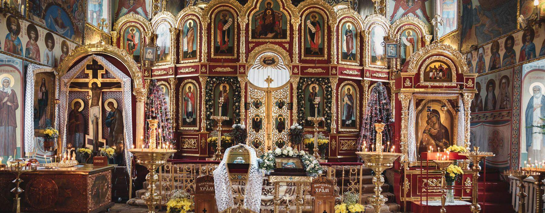 Die weihnachtlich geschmückte orthodoxe Kirche von Odessa (Ukraine, 2005).