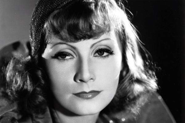 Damit erging es ihr nicht besser als einer der überragenden Darstellerinnen der 1930er Jahre: Greta Garbo. Sie war vier Mal ("Annie Christie" und "Romanze" - jeweils 1930, "Die Kameliendame", 1938 und "Ninotschka", 1940) nominiert, musste aber jeweils enttäuscht nach Hause gehen. 1955 erhielt sie als schwachen Trost den Ehren-Oscar.