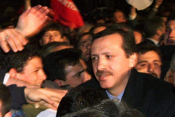 Erdogans erste Polit-Karriere endet abrupt. Der Istanbuler Bürgermeister hatte im Dezember 1997 auf einer Veranstaltung der später verbotenen Wohlfahrtspartei aus einem Gedicht einen Satz, der ihm bis heute vorgehalten wird, zitiert: "Die Minarette sind unsere Bajonette, die Kuppeln unsere Helme, die Moscheen unsere Kasernen und die Gläubigen unsere Armee." Erdogan wird 1998 verurteilt, im März 1999 muss er wegen religiöser Aufhetzung des Volkes für knapp vier Monate ins Gefängnis. Außerdem wird er mit einem lebenslangen Politikverbot belegt. Bild: Erdogan tritt seine Haftstrafe an.