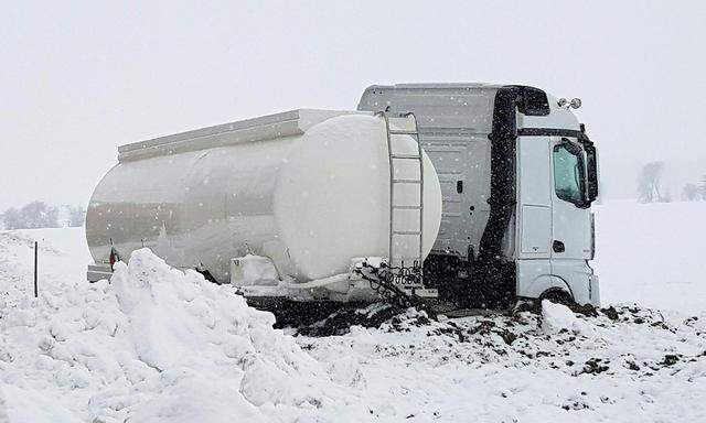 Im südsteirischen Mureck kam ein Tanklastwagen von der nassen Straße ab, wobei rund 200 Liter Diesel ins Erdreich flossen. 