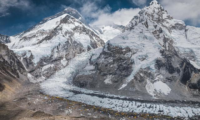 Eine Drohnenaufnahme zeigt den Mount Everest zusammen mit dem Khumbu-Gletscher und dem Basislager in Nepal am 30. April 2024.