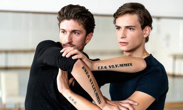 Dezent. Die Solotänzer Eno Peçi und Jakob Feyferlik überschminken ihre Tattoos, wenn es nötig ist. 
