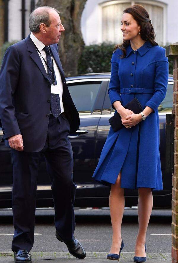 Den ersten öffentlichen Auftritt des Jahres 2017 bestritt die Herzogin von Cambridge in einem kornblumenblauen Mantelkleid mit Retro-Schnitt von Eponine London: Der schwingende Rock und die geraden Linien des Oberteils schreien Fifties und Sixities.