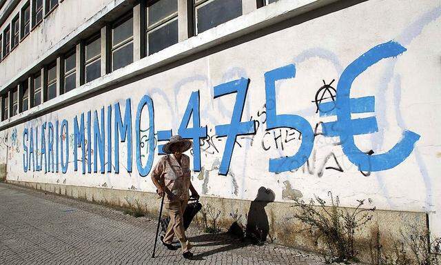 Eine Frau vor einem Graffiti in Portugal: Das Land hat jahrelang Kredite aus dem Euro-Rettungsschirm erhalten.