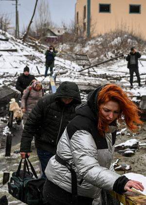 Zivilisten überqueren einen Fluss bei Kiew – die Brücke wurde in die Luft gesprengt. 