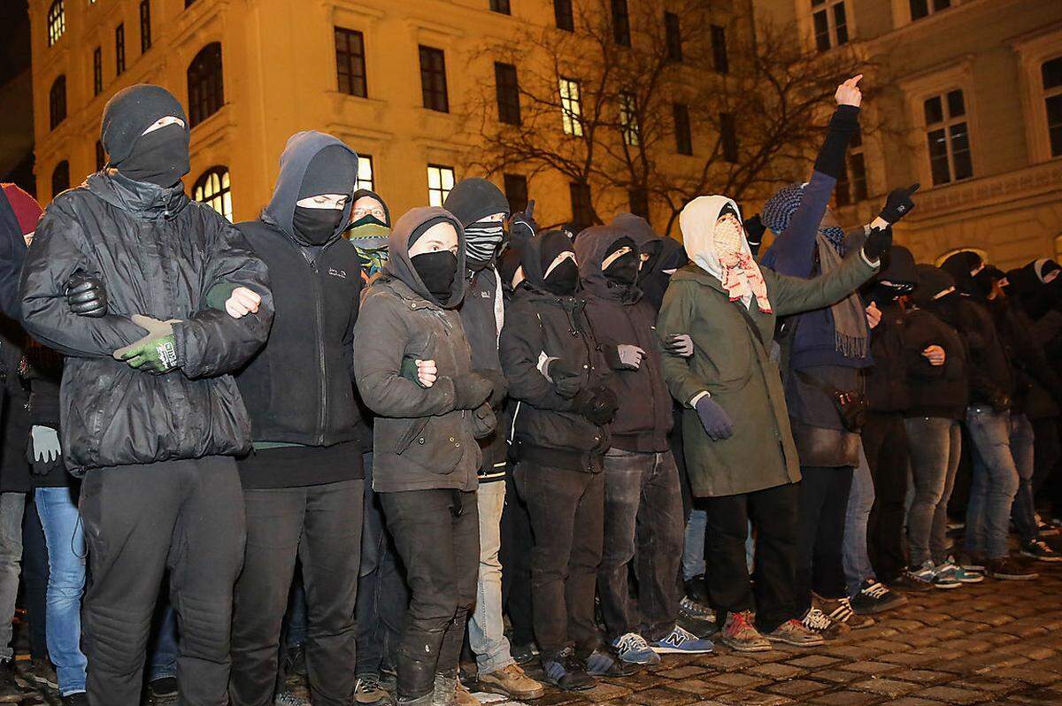 Viele der Gegendemonstranten auf der Freyung wollten ihr Gesicht nicht zeigen.