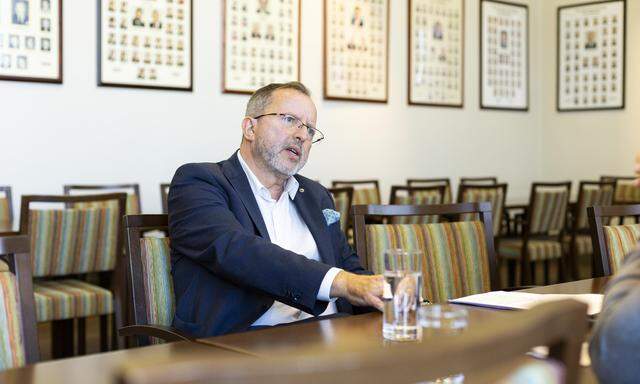 Friedrich Nikolaus Ebert hat den ÖVP-internen Machtkampf gewonnen. Jetzt ist er der Bezirkschef der türkisen Hochburg Hietzing. Wobei er sich selbst als Schwarzen definiert.