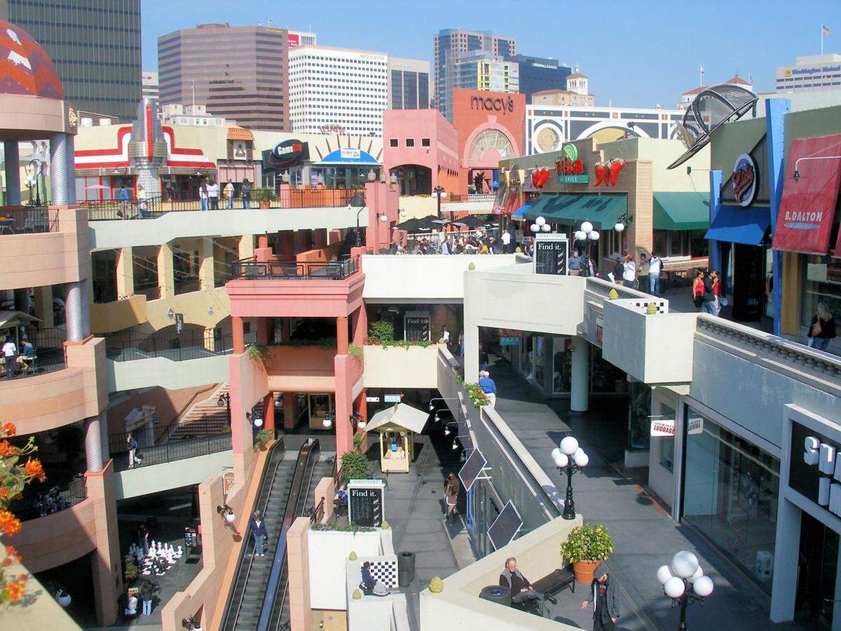 Tötet sie die Stadt oder rettet sie das Miteinander? Der Bautyp "Shopping Center" wird kontrovers diskutiert.
