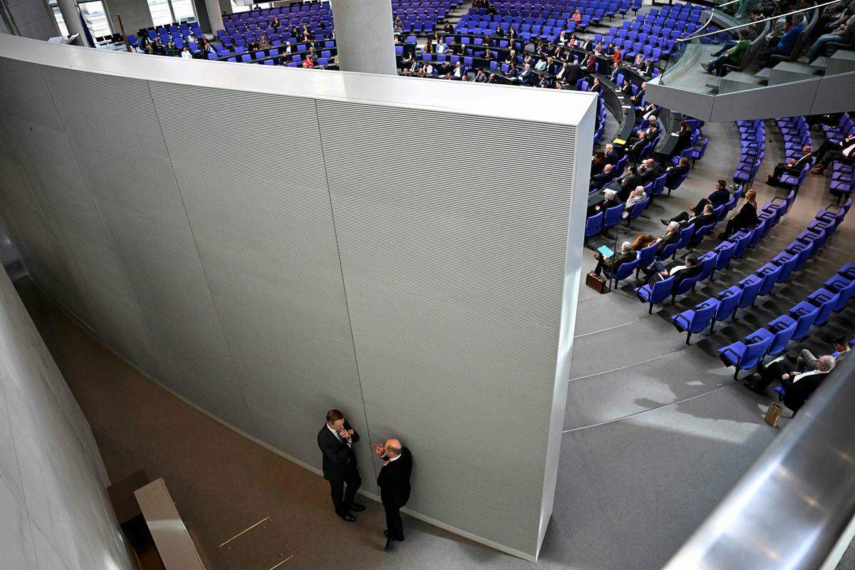 20. März. Versteckt hinter der Wand: Deutschlands Kanzler Olaf Scholz und Finanzminister Christian Lindner beraten sich während einer Parlamentssitzung in Berlin. 