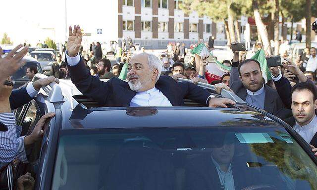 Irans Außenminister Mohammed Javad Zarif wird in Teheran begeistert empfangen