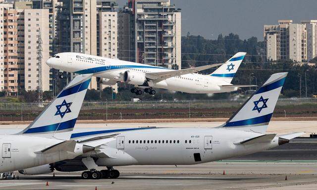 Eine El-Al-Maschine hebt vom Ben-Gurion-Flughafen in Tel Aviv nach Marrakesch ab. Israel nahm am Sonntag den Linienverkehr mit Marokko auf.