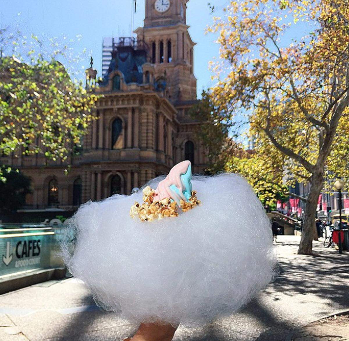 In Sydney gibt es Eis auf Wolken. Dabei handelt es sich um Eis mit Popcorn-Topping und Zuckerwatte rund um die Waffel.